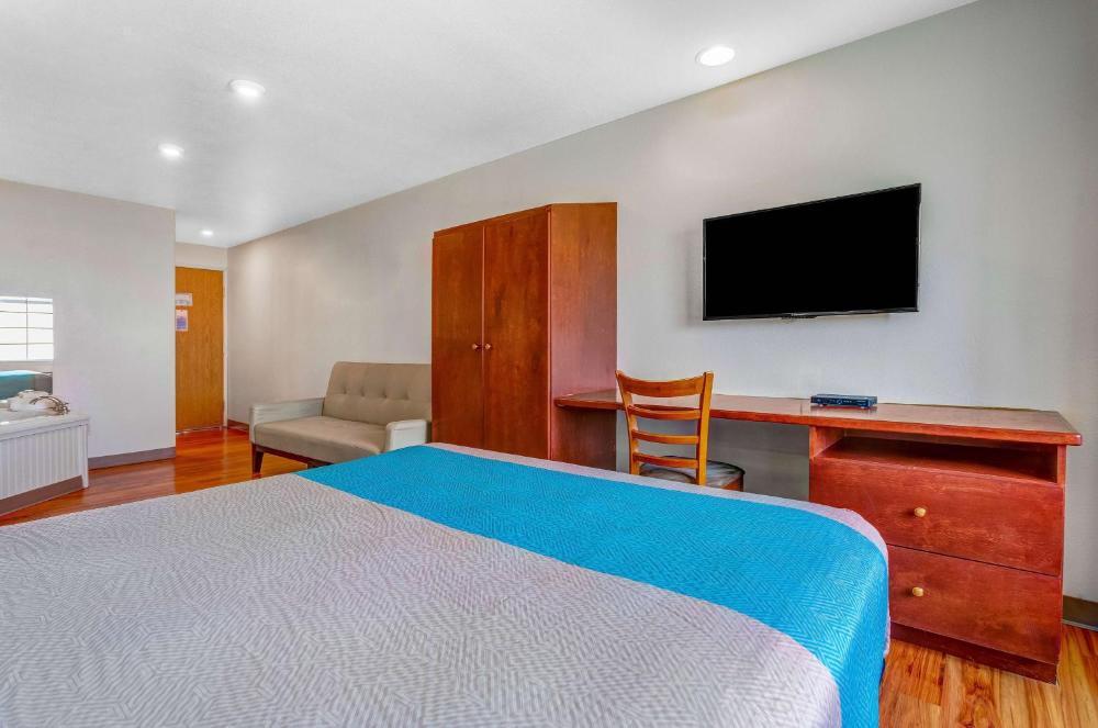 Deluxe Queen Room interior
